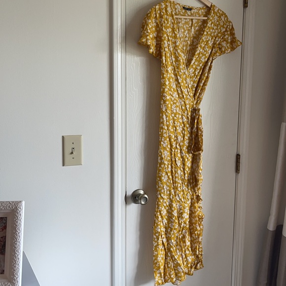 Shein yellow and white floral wrap dress size Med - Picture 3 of 6